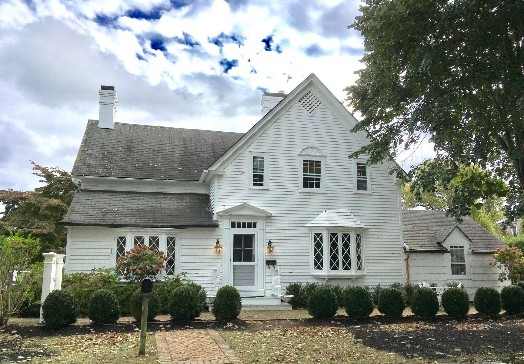 Southampton Village Estate With 5 Bedrooms, Pool,best Location