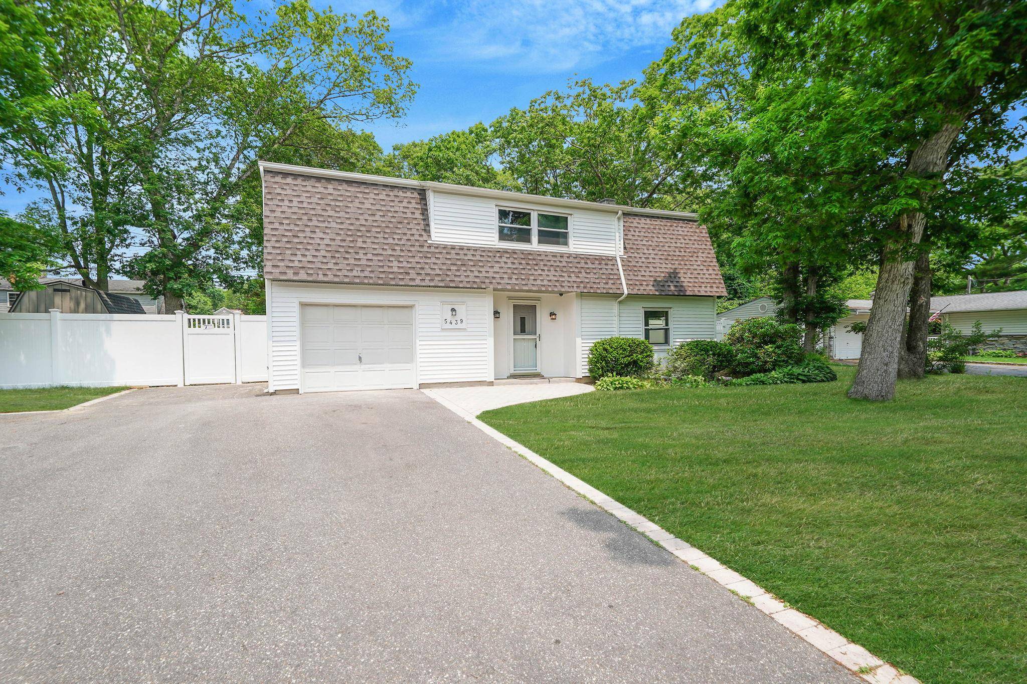 Welcome to 5439 Expressway Drive N, Holtsville a warm and inviting Levitt Cape Cod located in the highly desirable Sachem School District.