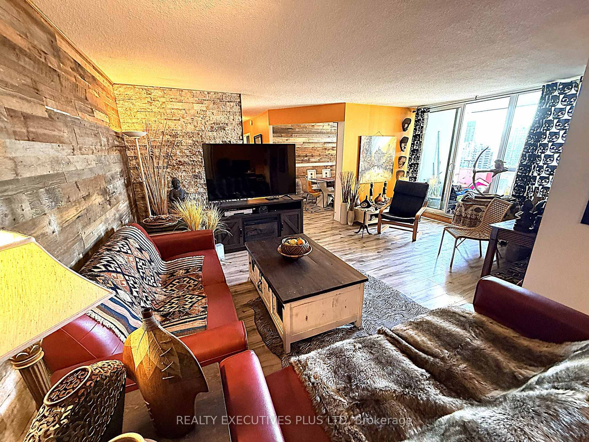 Bright amp ; spacious, sunny South West facing unit, carpet free, new luxury Plank Laminate flooring throughout and horizontally layered Old Barn wood walls' in Living room, family room and ...