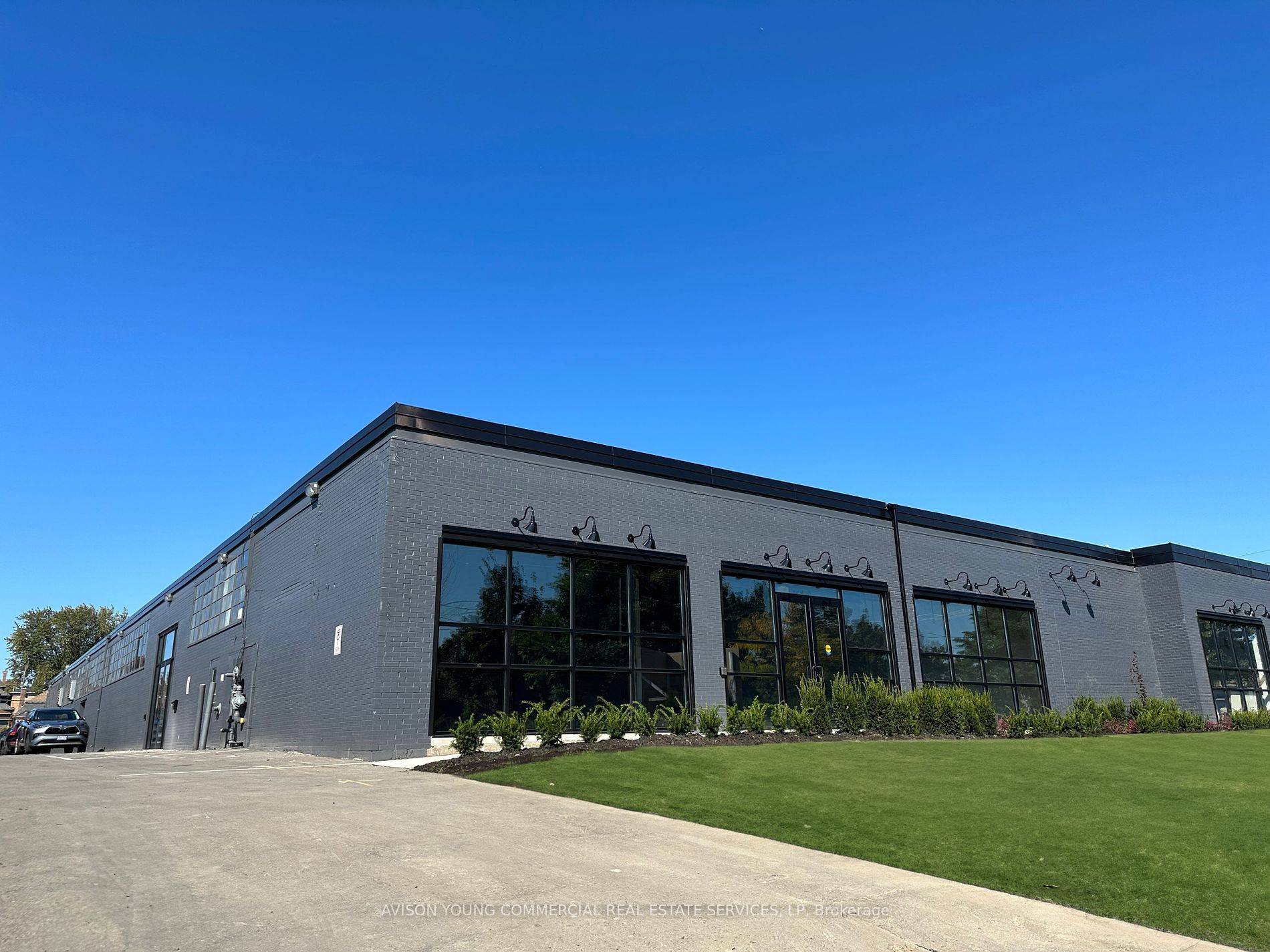 Trendy Showroom Office Unity With Warehouse On Tycos Drive.