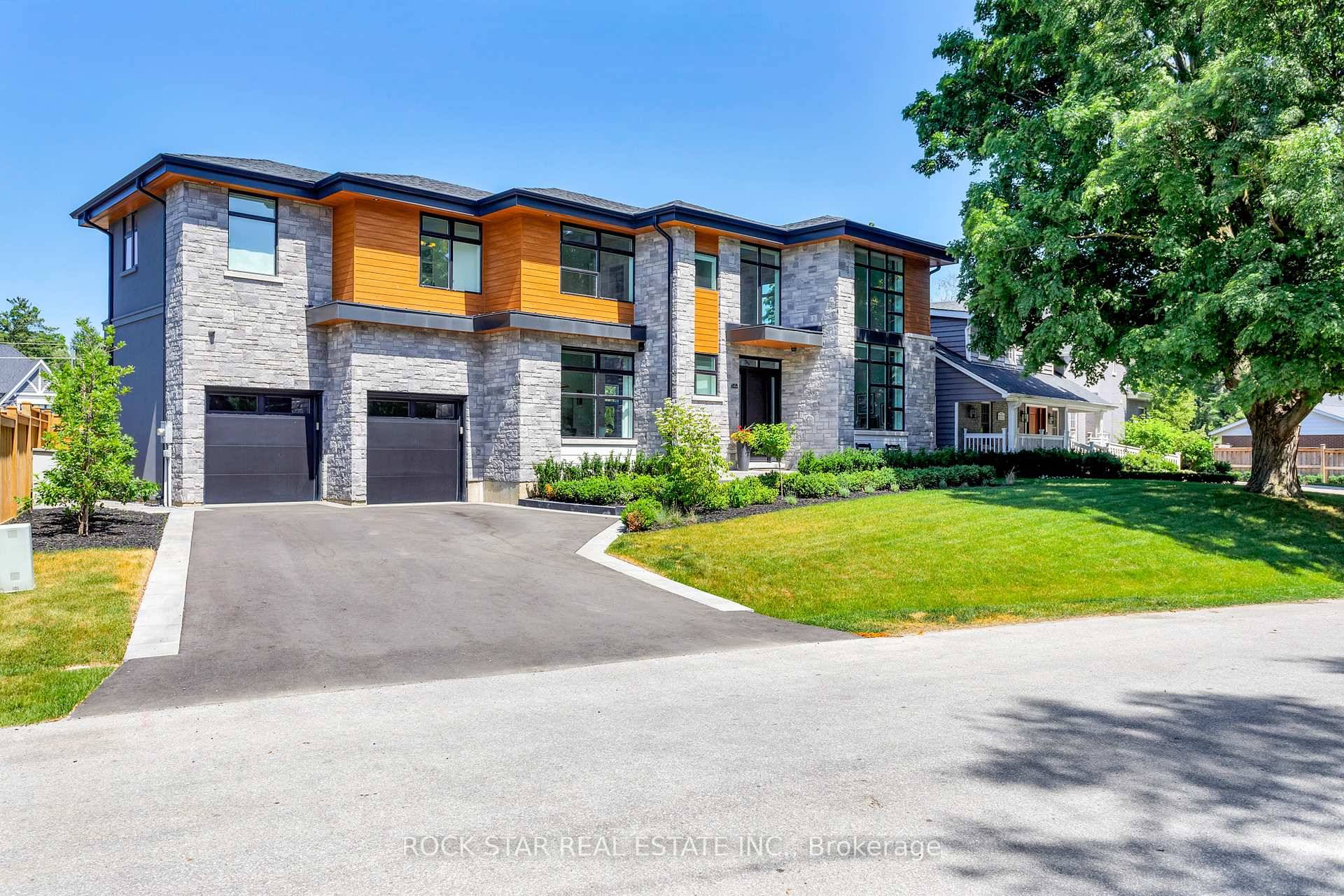 Welcome to 459 Smith Lane, a stunning 4 1 bathroom home in one of Oakvilles most sought after neighbourhoods.