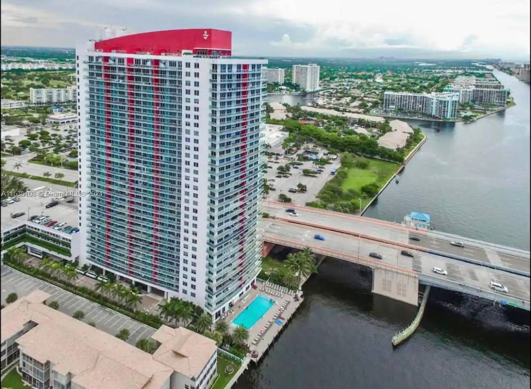 Lower Penthouse unit with incredible views of the Ocean and Intracoastal, NO RENTAL RESTRICTION WELCOME AIRBNB, EXPEDIA, BOOKING, VRBO You can also use it as an owner whenever you like ...