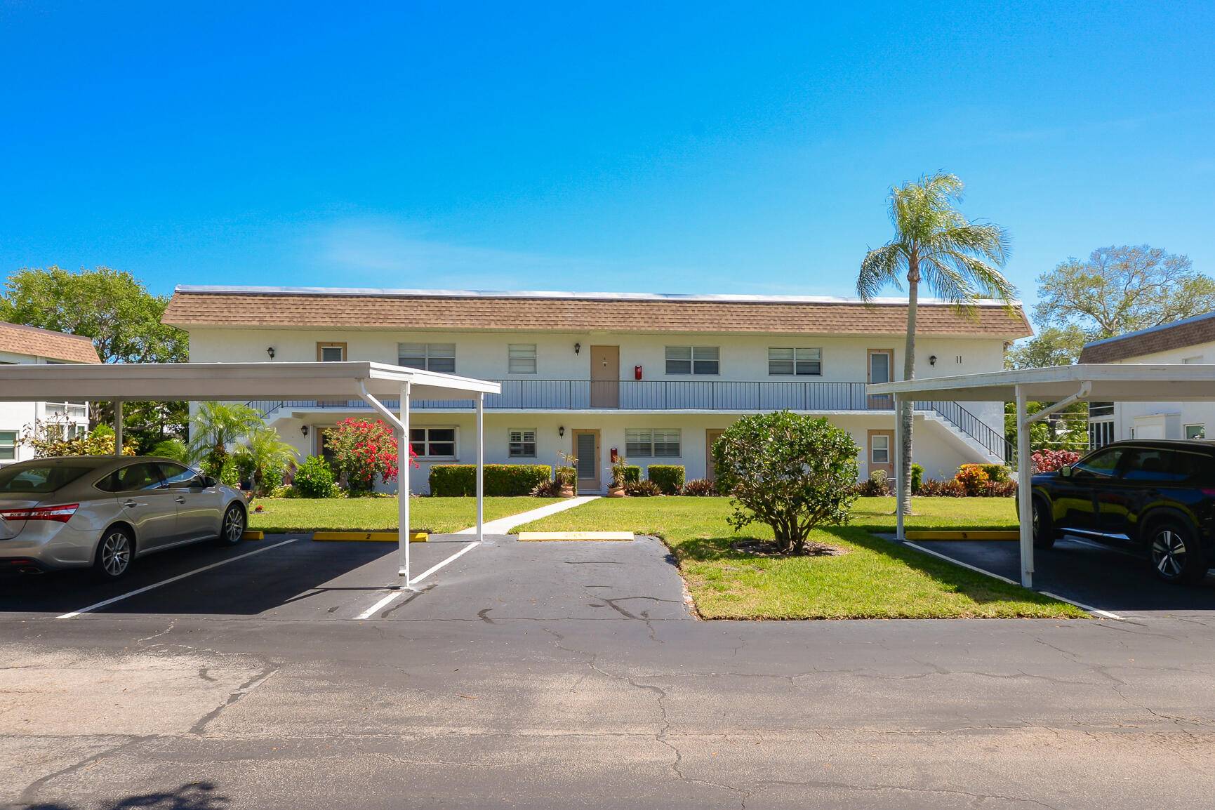 Beautifully remodeled and fully furnished 2 bed, 2 bath first floor end unit condo in the desirable 55 community of Kingswood in Stuart, Florida.
