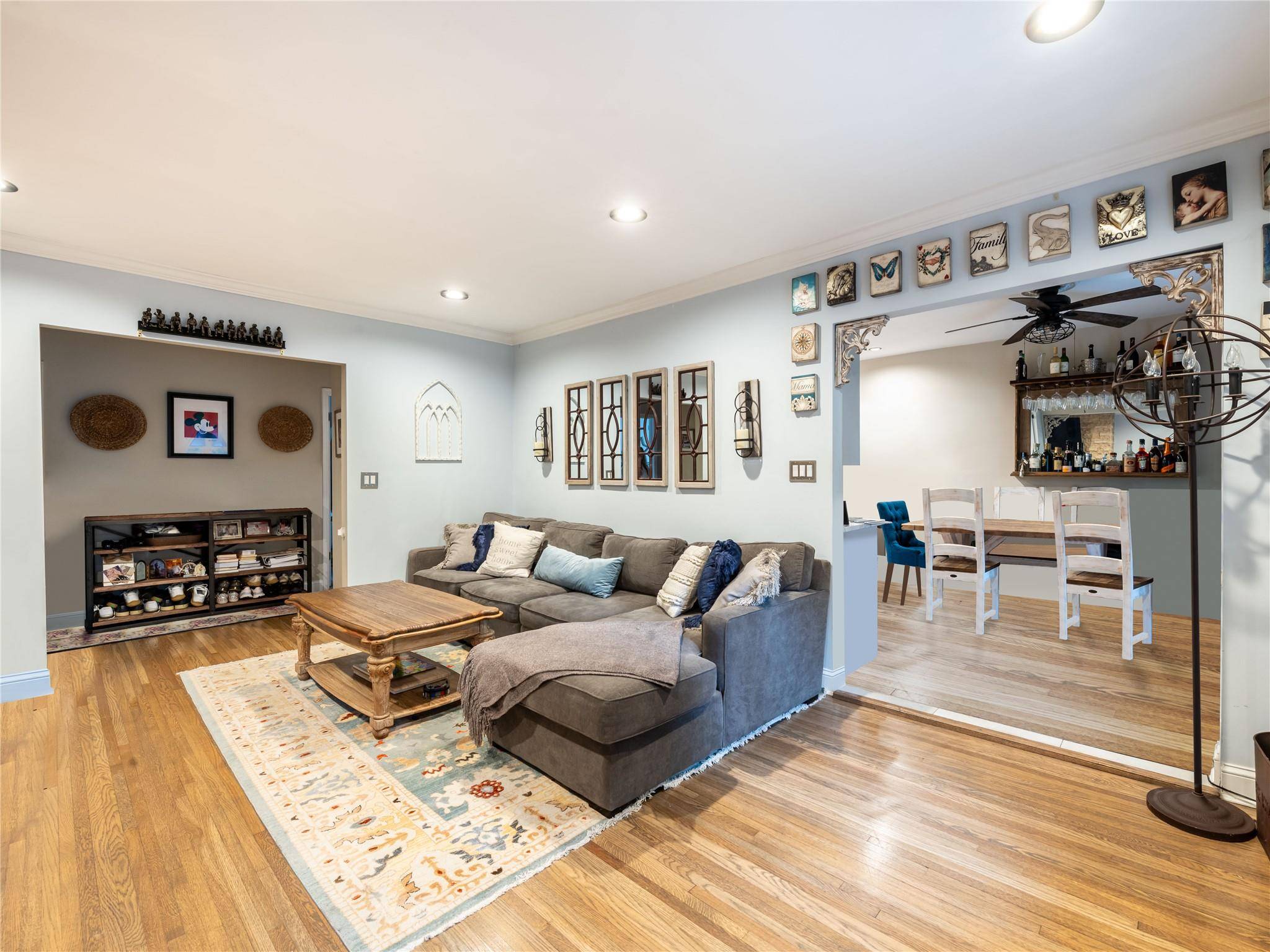 Bright and Sunny two bedroom apartment in Tuscany Court.