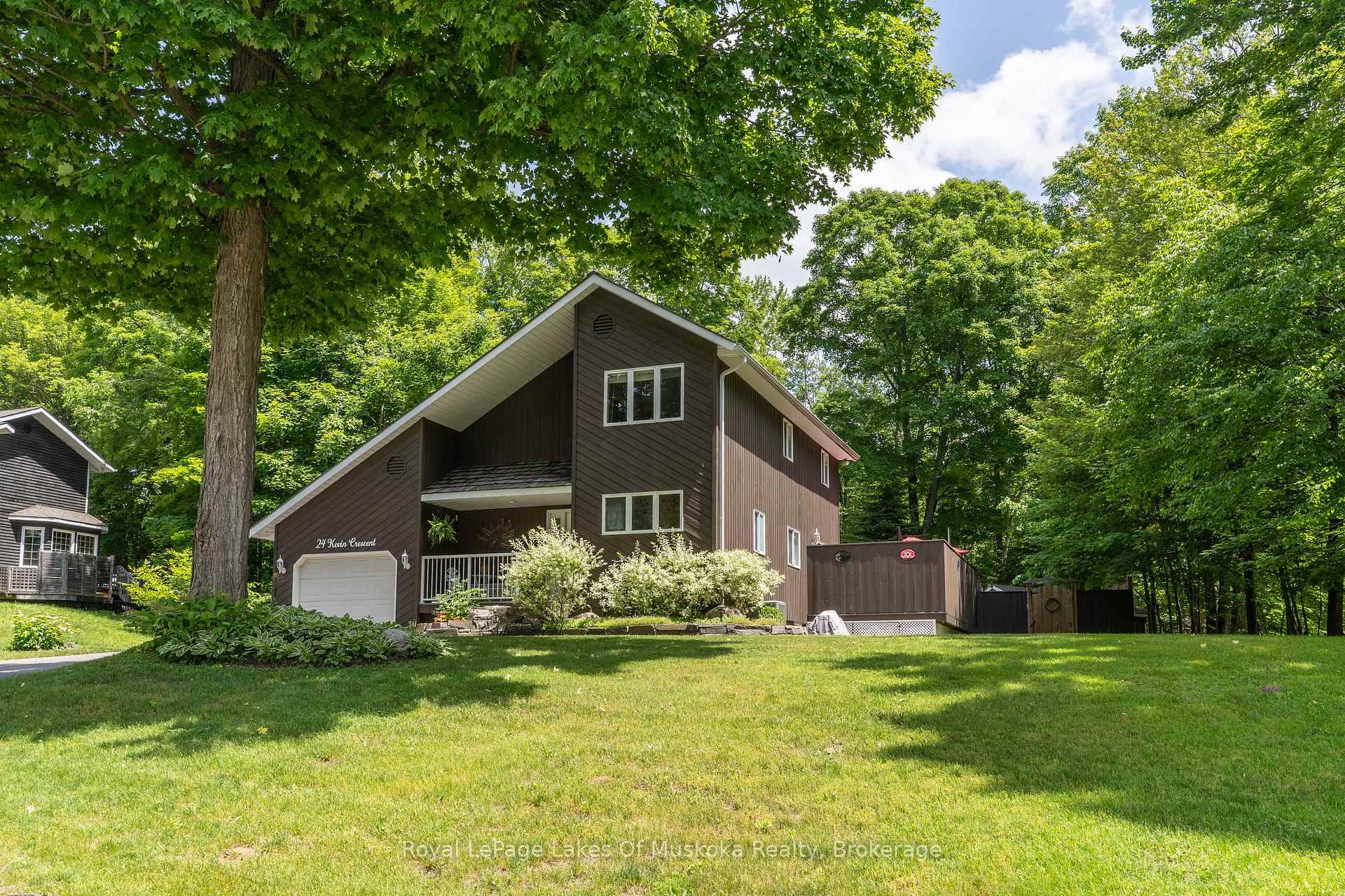 Absolutely wonderful family home on a gorgeous landscaped lot with stunning backyard oasis in popular Meadow Heights subdivision located only minutes to the Sportsplex amp ; downtown Bracebridge !