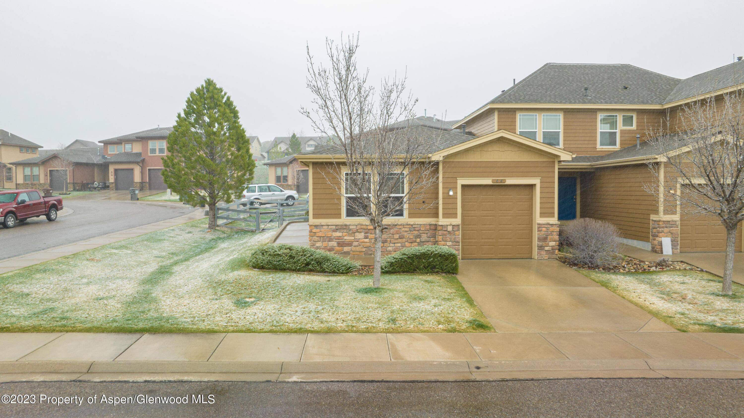 Fantastic 2 bedroom, 2 bath END unit townhome in sunny New Castle !