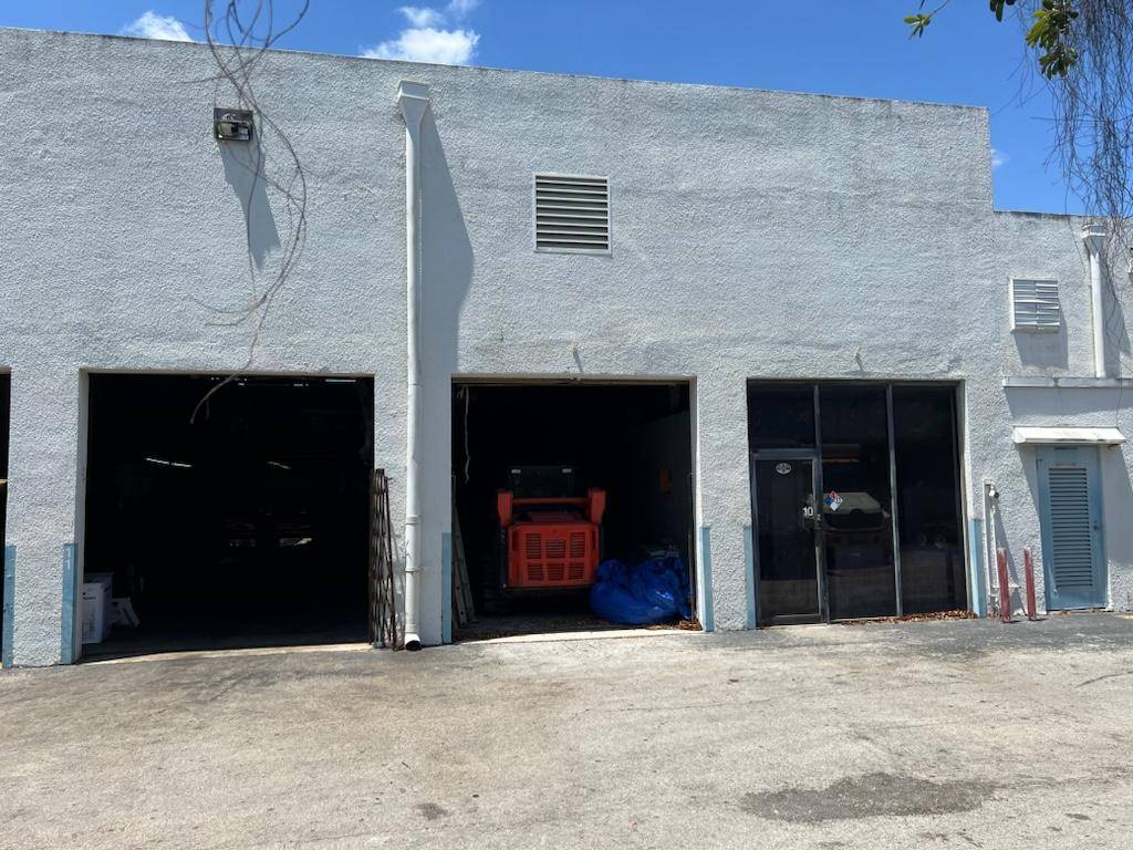AUTO USE ALLOWED ! ! ! Small bay 1, 860 sf warehouse condominium located in Fort Lauderdale next to DRV PNK Stadium and Fort Lauderdale Executive Airport.