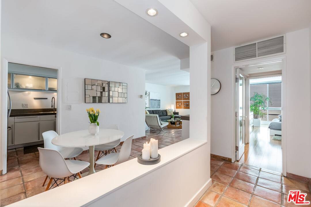 1010  N Kings Rd 1BR Sunset Strip La
