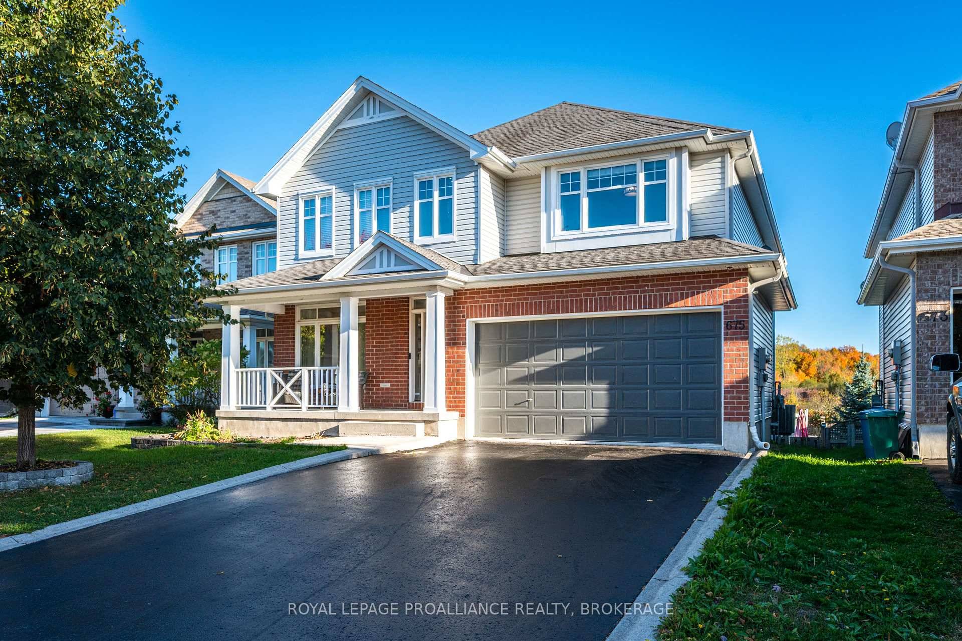 Welcome to this stunning, over 3000 sq ft Tamarack Oxford Model on the highly desirable East End street of Fieldstone Drive.