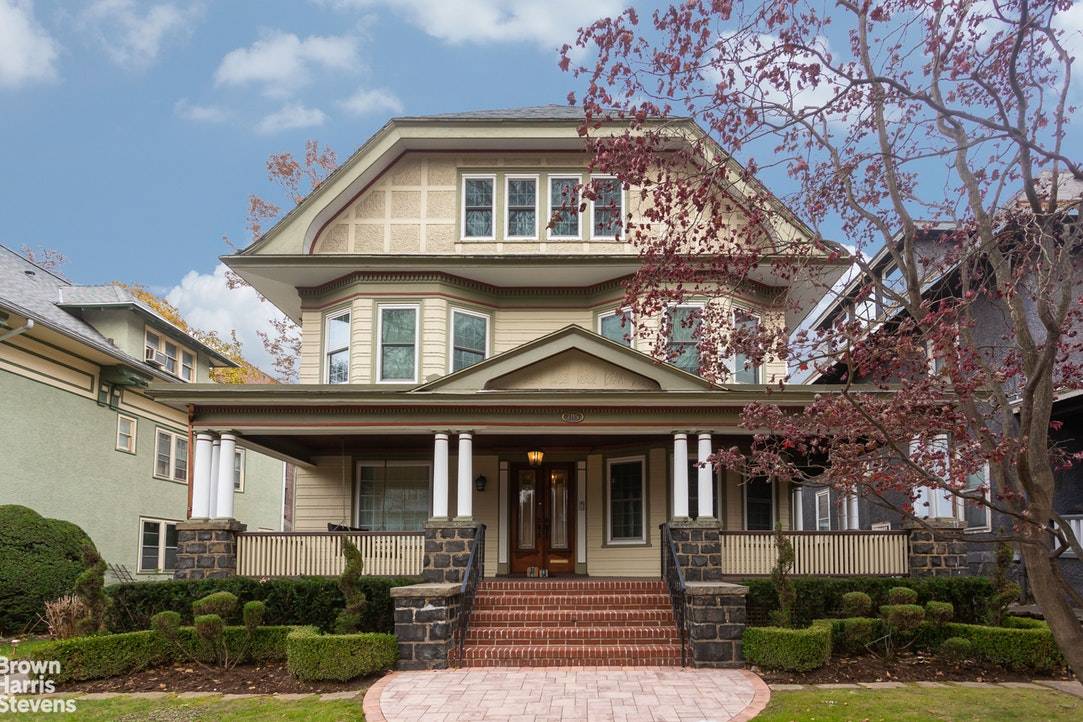 Extraordinary and exquisite describe this turn of the century 5 bedroom, 5 bath, Victorian triplex which sits on a generous 50 x 120 lot.