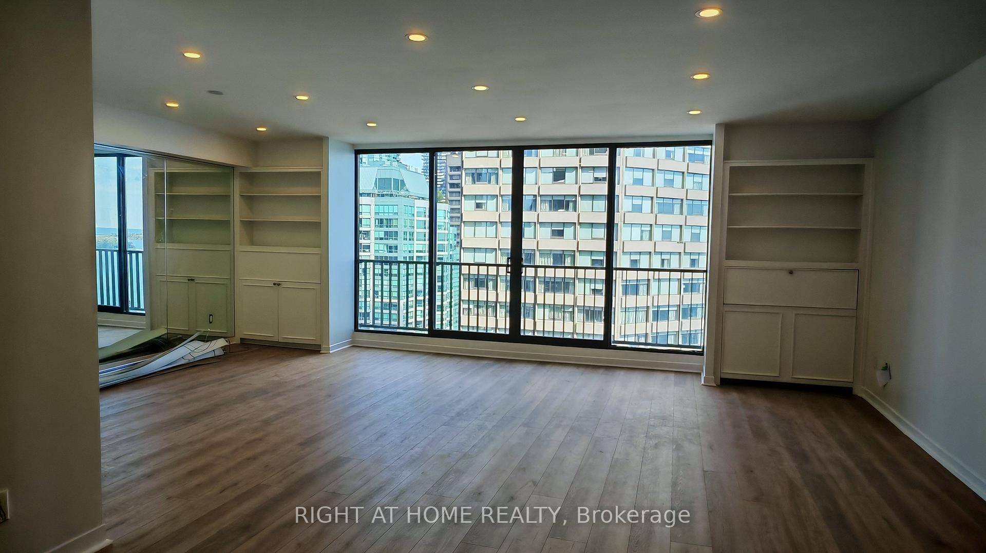 Newly renovated. Spacious 1000 sqft 1 bedroom with gorgeous lake view and city view.
