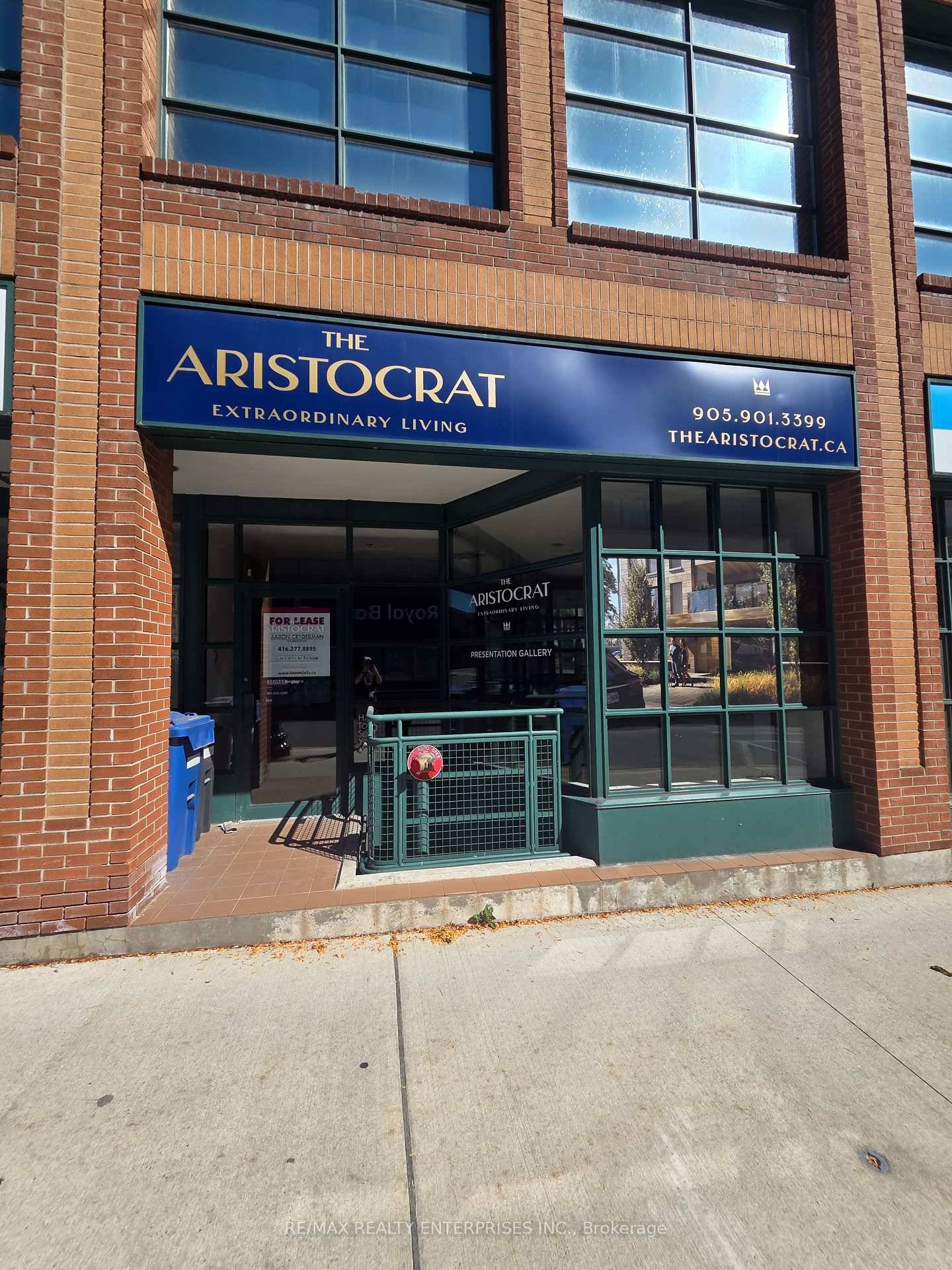 Beautiful unit right on Trafalgar just steps from Lakeshore !
