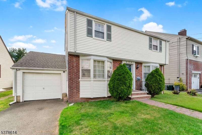 Discover your dream home in the charming Putnam Manor neighborhood, nestled within the sought after Livingston School District.