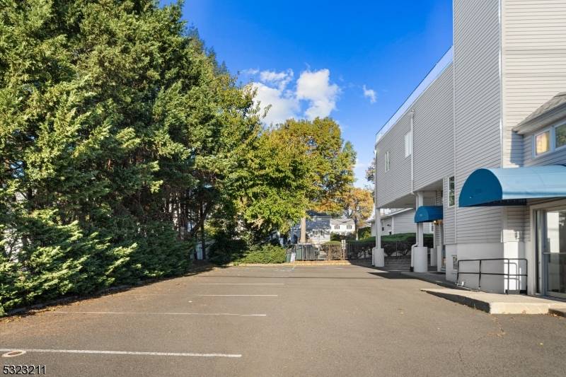 PRIME COMMERCIAL MEDICAL BUILDING IN HIGH EXPOSURE CLIFTON LOCATION !