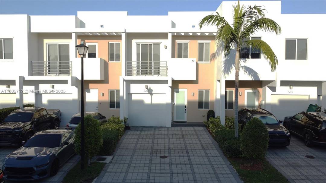 Discover this fully remodeled gem in Neovita Doral.