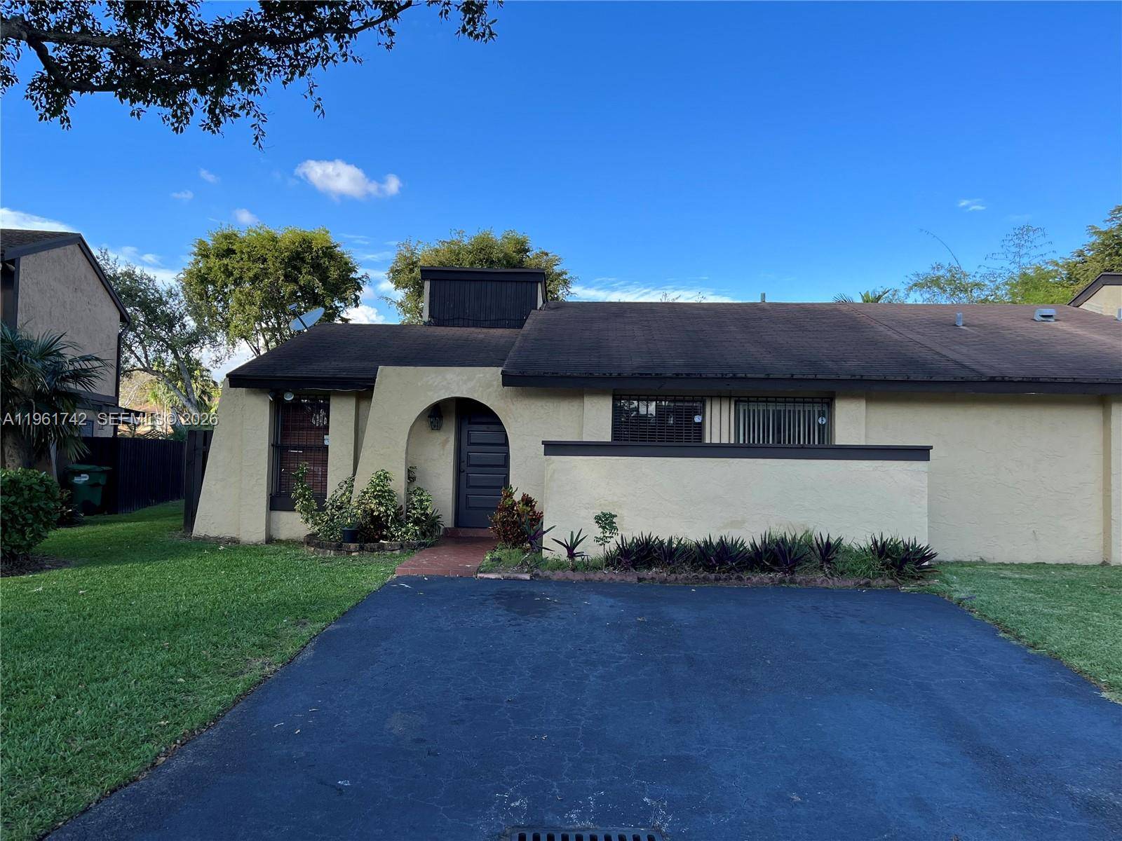 LOCATION LOCATION Townhome for Sale 3 Bed 2 Baths in the desired Woodgate Community.