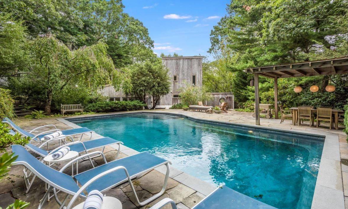 East Hampton Bliss: Perfect Year-Round Beach House!