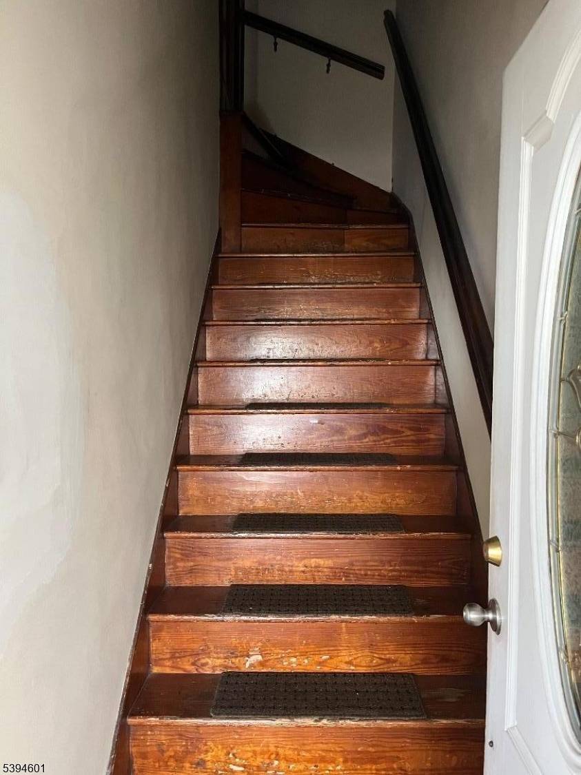 Spacious apartment with 2nd 3rd Fl combined offering plenty of living space !