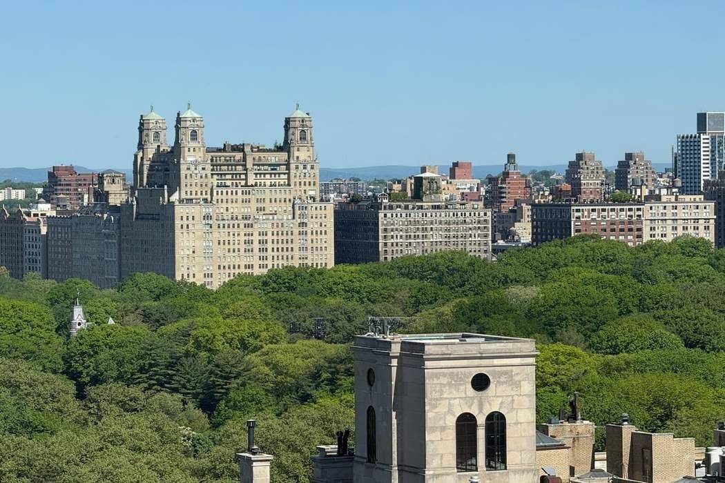 High atop the tower of Manhattan s iconic Carlyle Hotel, a splendid 2 bedroom aerie boasts captivating views of Central Park and the New York City skyline.