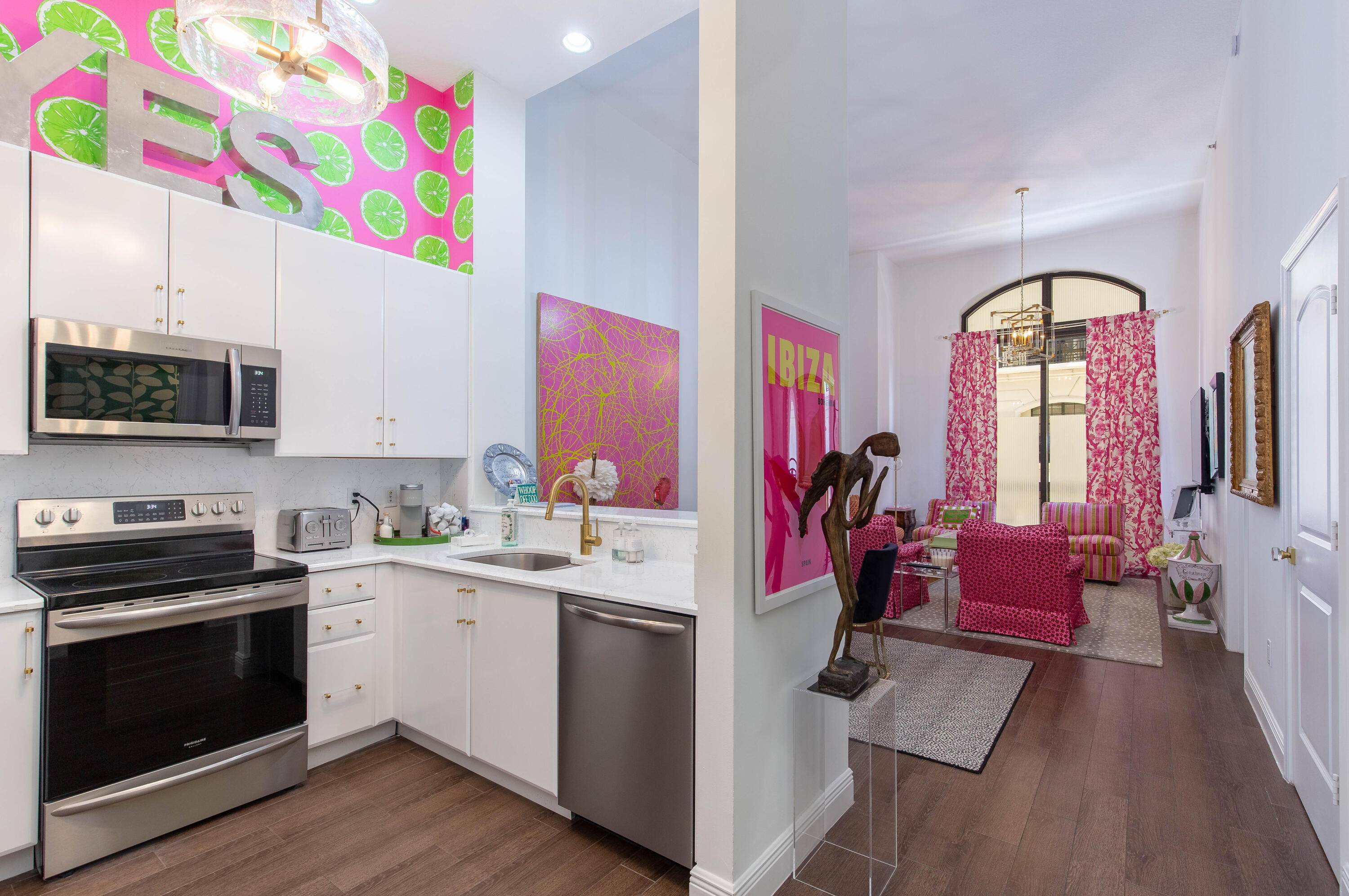 Rare to market high ceiling, 1 Bedroom, 1 and 1 2 bath in Downtown West Palm Beach.
