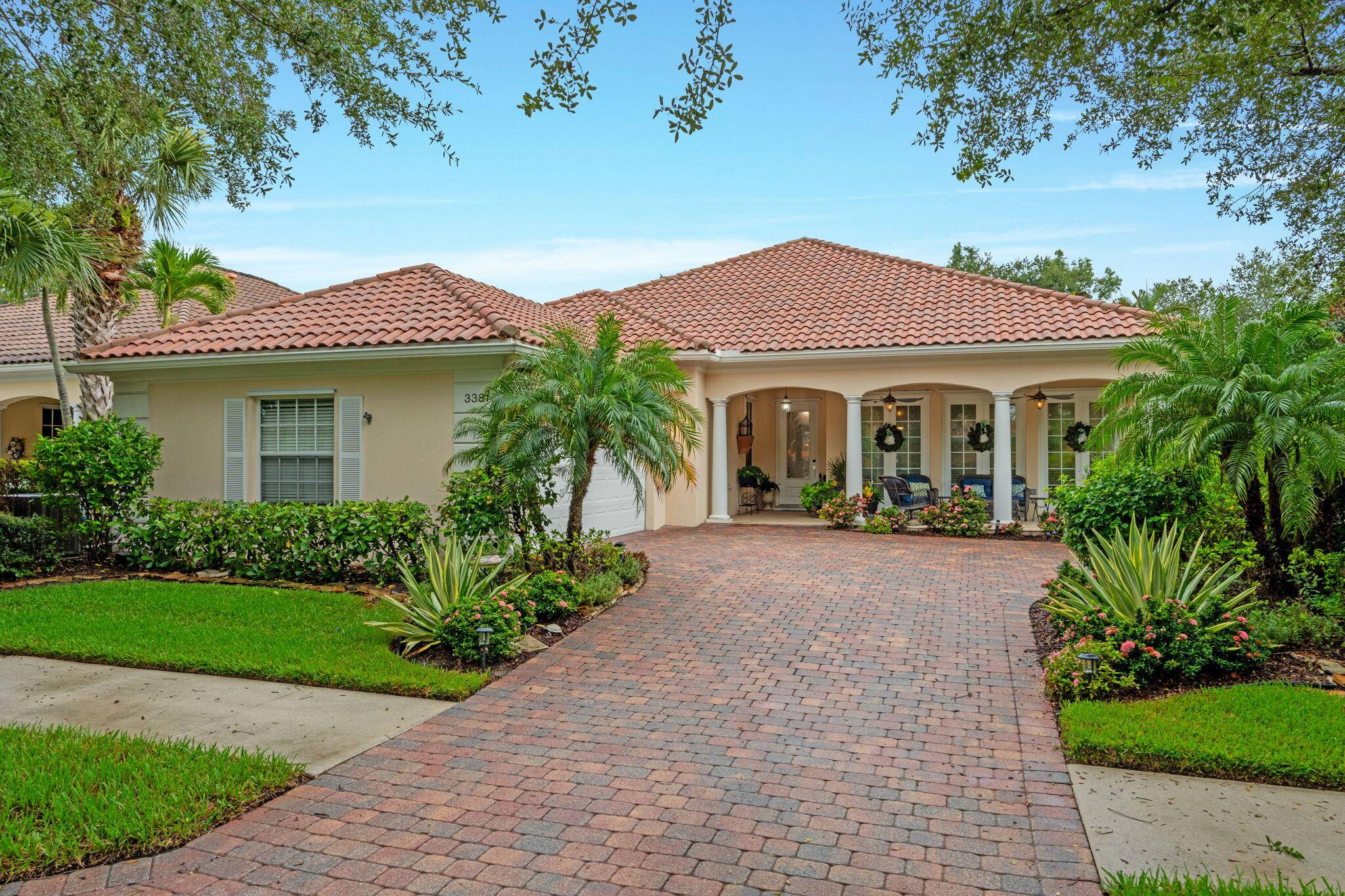 Beautifully apointed Carlyle Model The Retreat at Hobe SoundThis Divosta built 4BR 3BA pool home 2, 493 SF sits on a quiet cul de sac with preserve views.