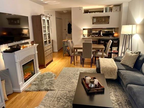 LEASE TAKEOVER FROM JAN 1 TO SEPT 30, 2026 WITH OPTION TO RENEW This bright one bedroom in the heart of the Financial District delivers river views, exceptional natural light, ...