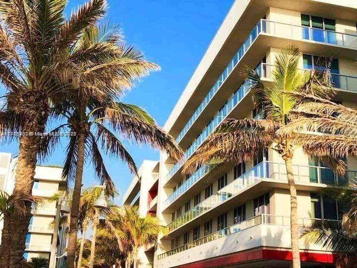 Welcome to your coastal retreat in this spacious 1BR 1BA condo located on Hollywood Beach !