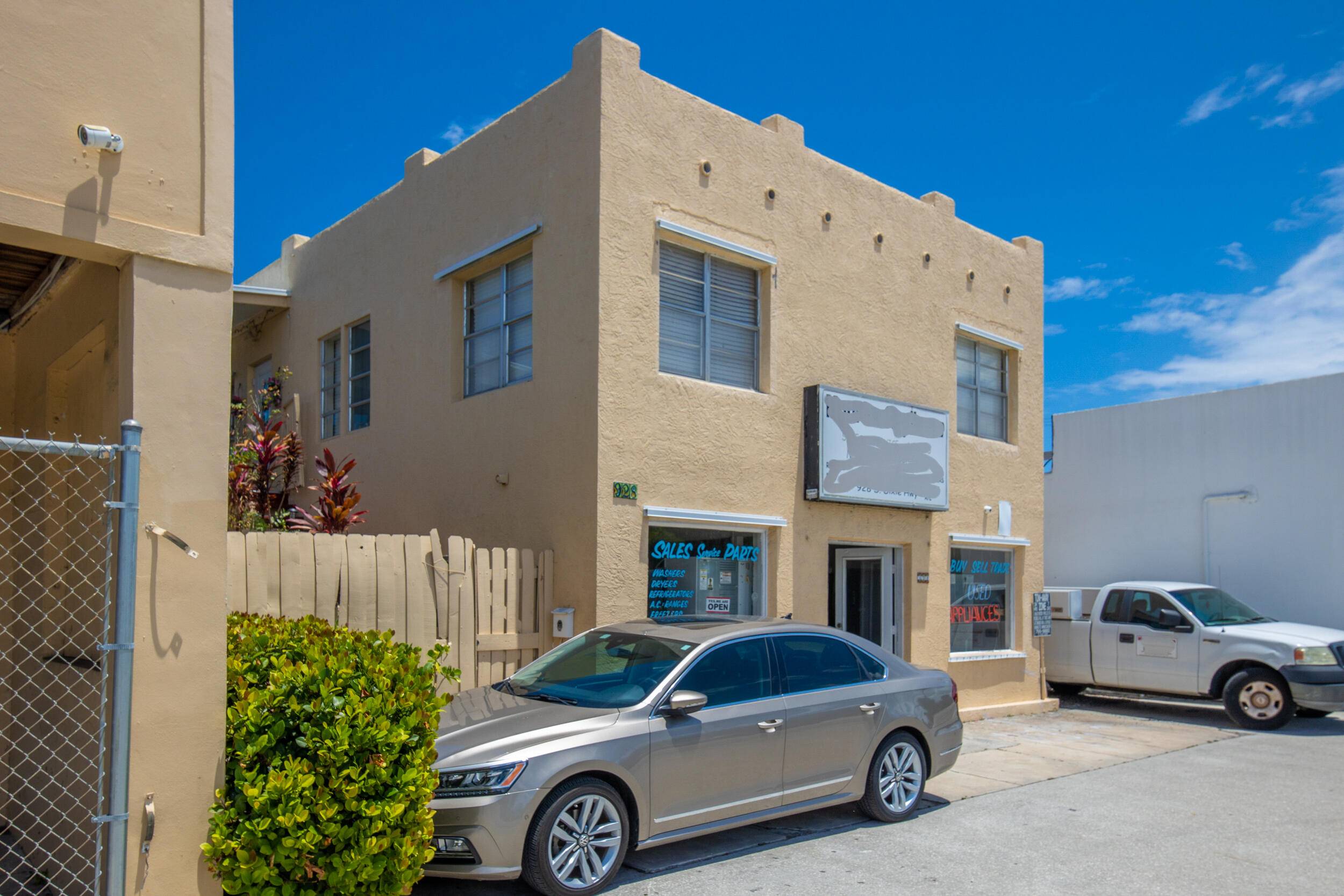 928 S Dixie consists of residential and a retail space warehouse plus an office.