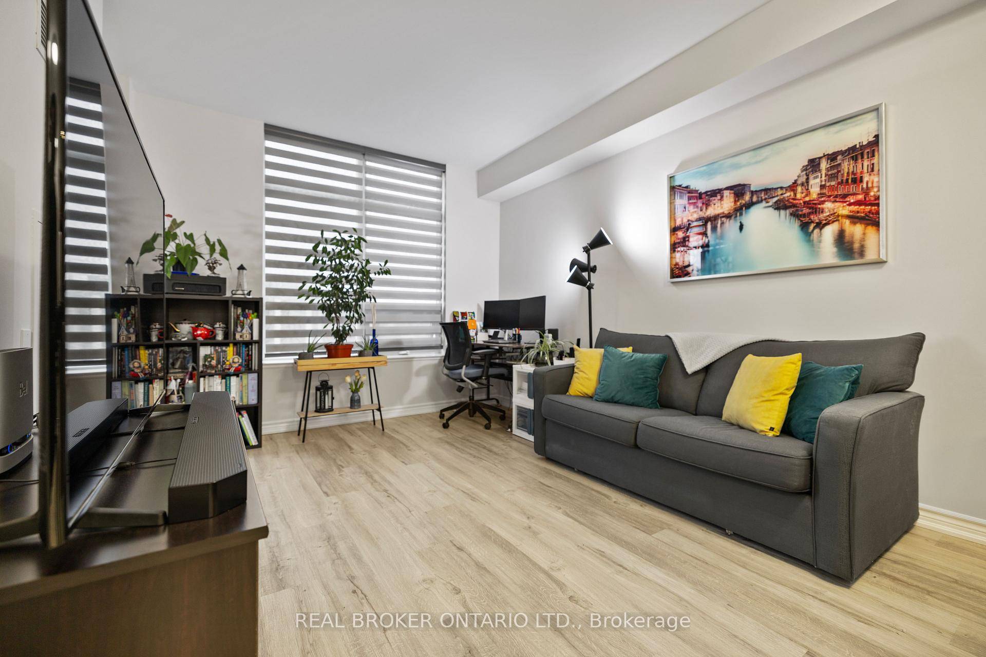 Luxurious Living in the Heart of Maple Rare 1 Bedroom with 2 Parking amp ; 2 Lockers !