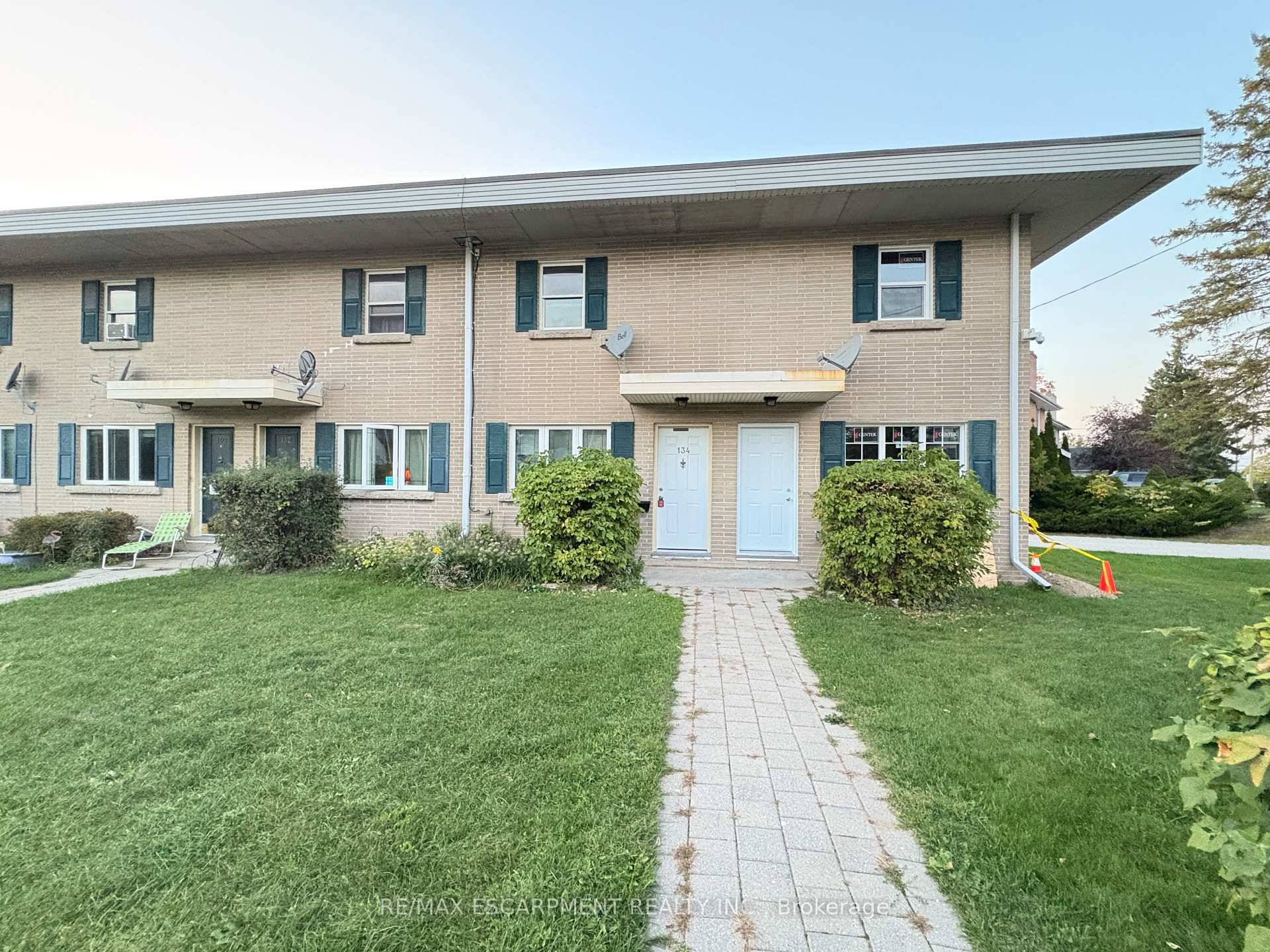 Sunny 2bedroom 2storey townhouse with parking and ensuite laundry.