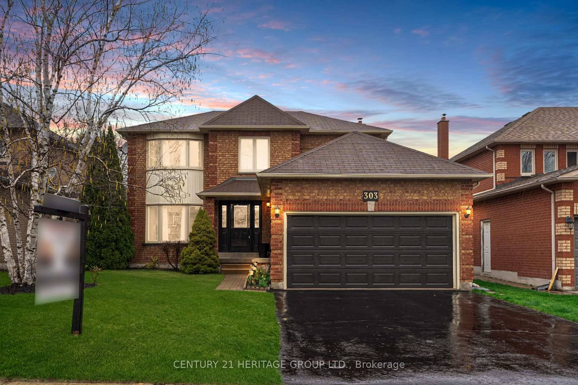Accepting Offers Anytime Welcome to this beautiful 4 1 bedroom, 4 bathroom brick home located in the highly sought after neighbourhood of Glenway Estates in Newmarket.