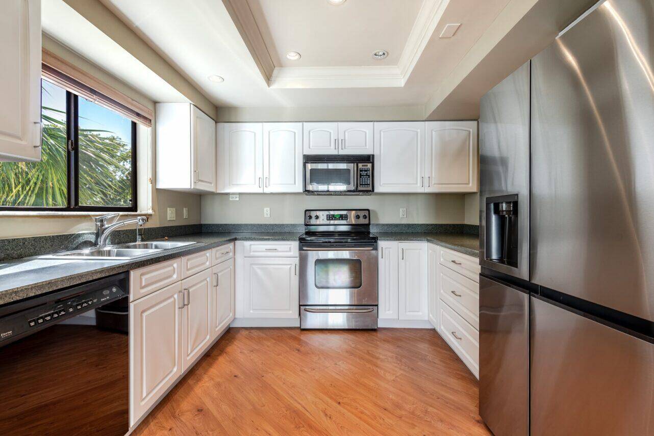 Bright and light 2 bedrooms, 2 bathrooms plus den which can easily be converted into a third bedroom.