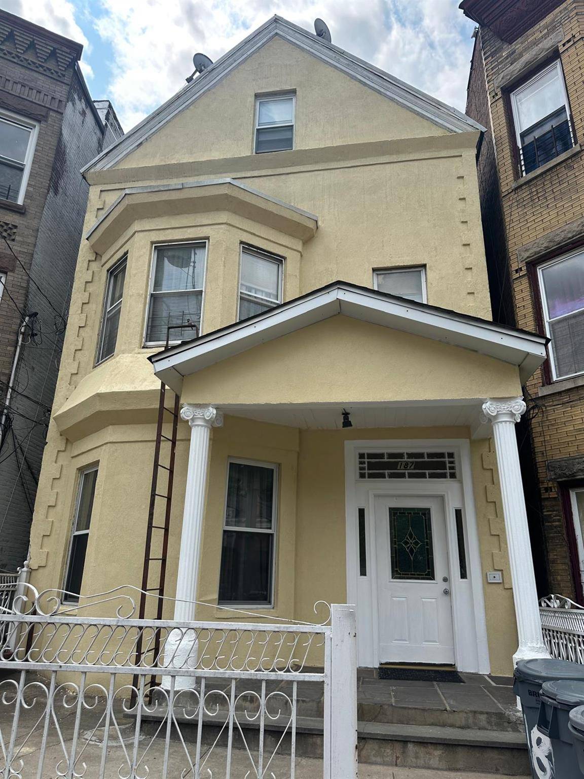 Huge 3 Family house very spacious rooms, high ceilings, lots of space, with nice backyards facing the Hudson River.