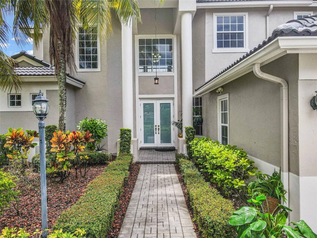 Beautiful waterfront pool home in desirable Parkland Isles.