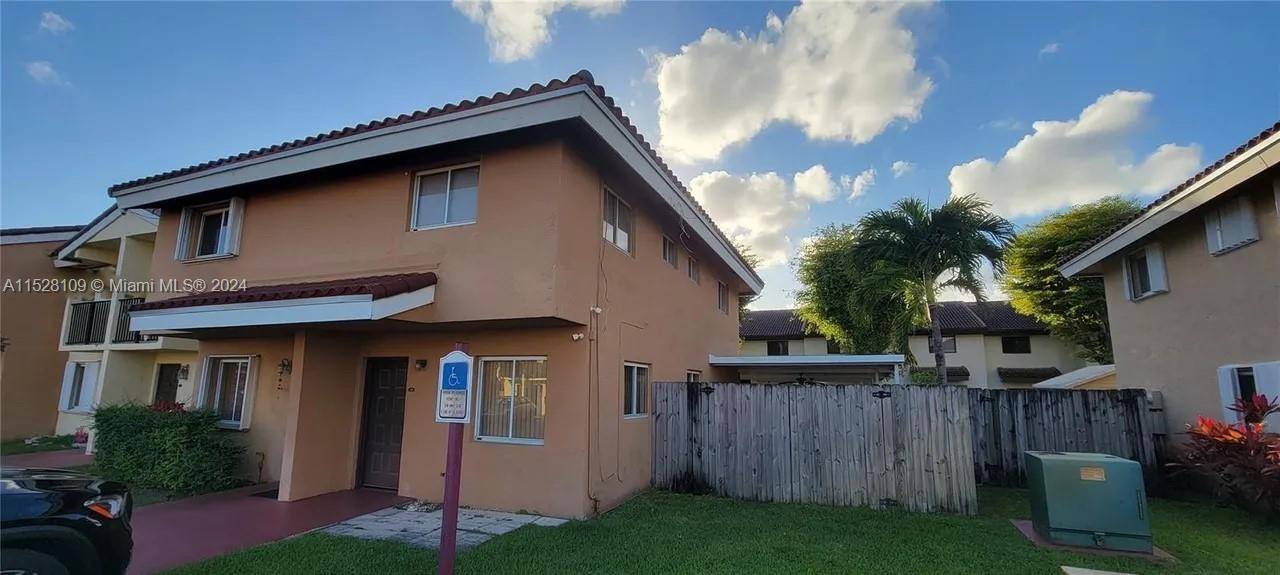 Beautiful 3 bedrooms 2 and a half bathrooms corner townhome, new laminated floors, washer and dryer, huge cover terrace for entertainment, just complete painted A location close to supermarkets, stores, ...