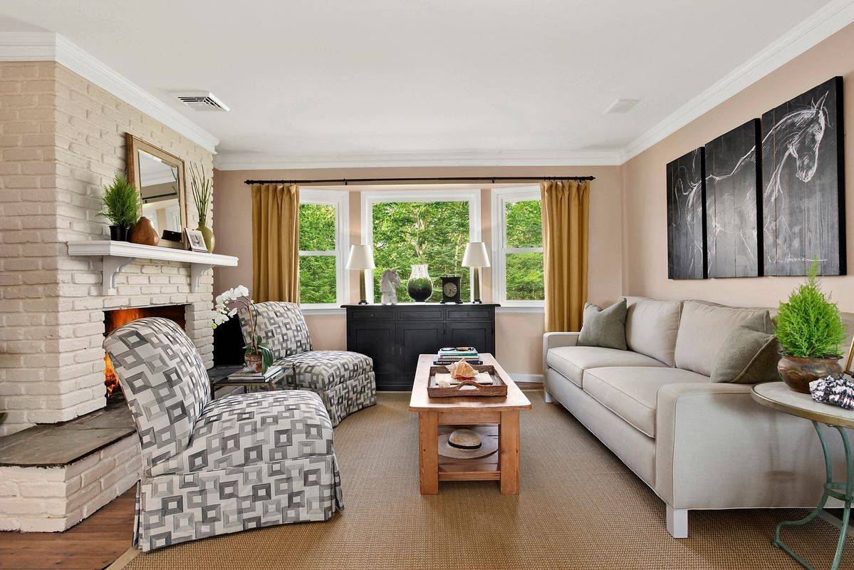 Beautiful Four Bedroom Southampton Village Getaway!!