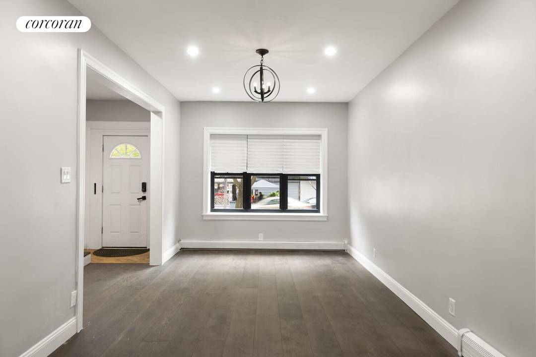 READY TO MOVE IN. FULLY RENOVATED !