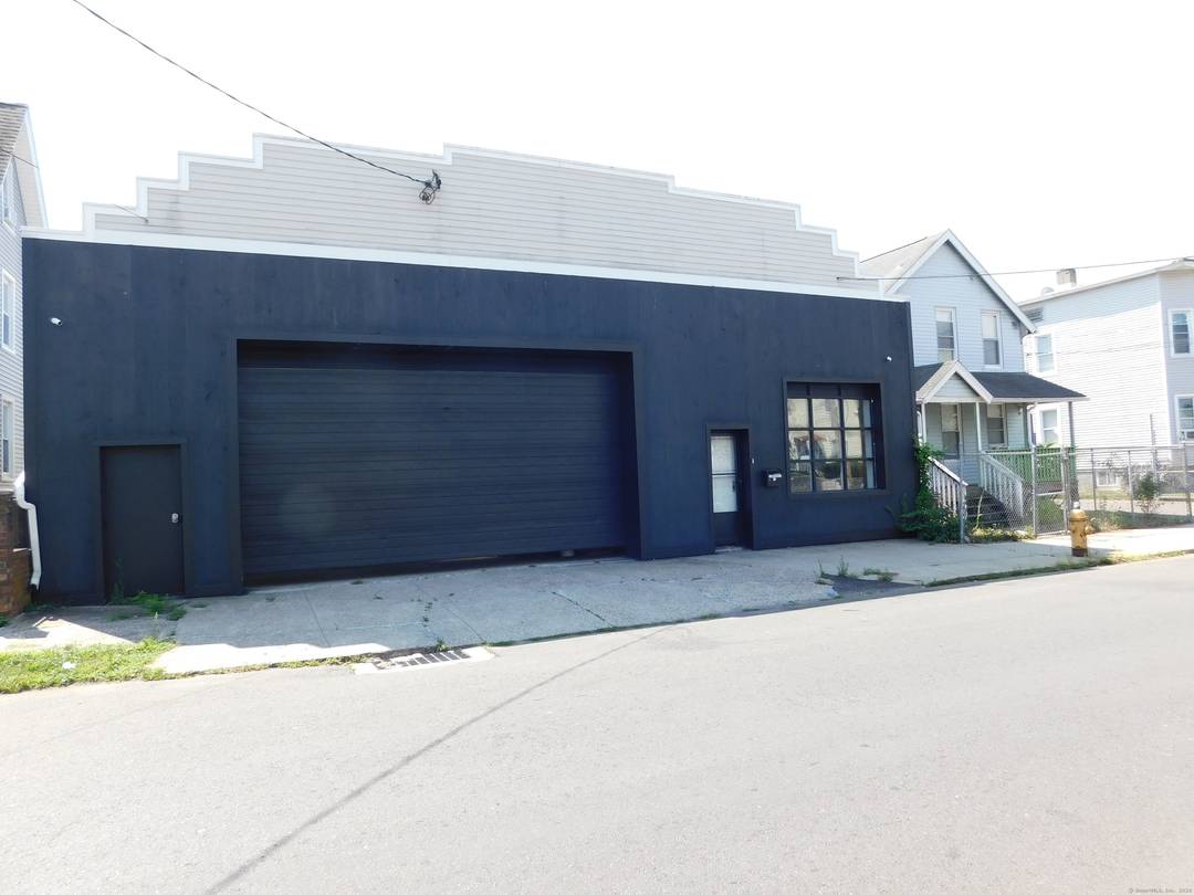 Great location to expand your business, granite shop, cabinet fabricator, machine shop or auto repairs.