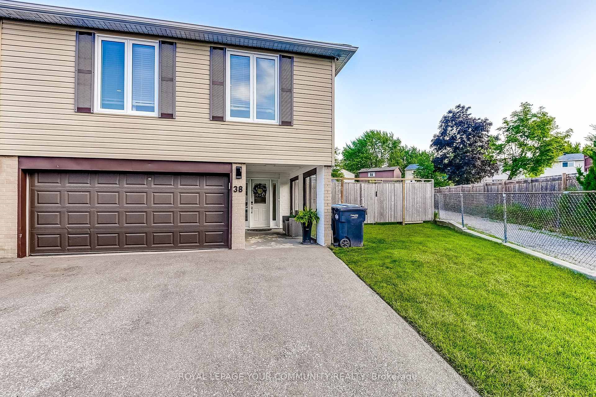 Welcome to 38 Gainsborough Rd in the Sought After G Section !