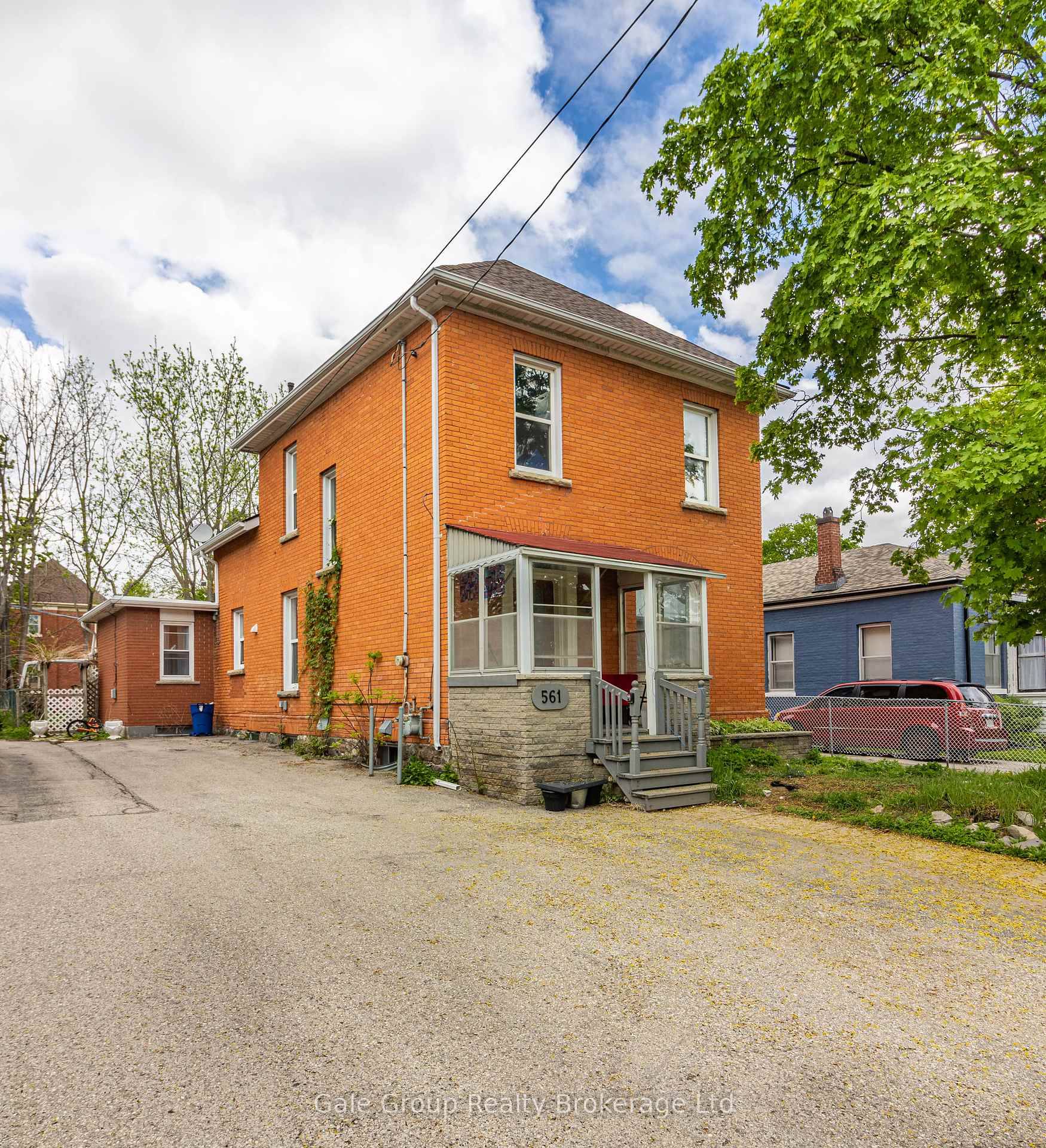 Versatile 6 bedroom duplex in a central Woodstock location, ideal for multi family living or investment.