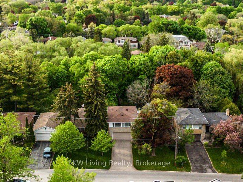 Elegant 3 bdrm office 4rh bdrm side split home in prestigious Bayview Village area, large Skylight greeting the mirrored closeted foyer with stone tiled floor, graciously maintained home offering 1925 ...