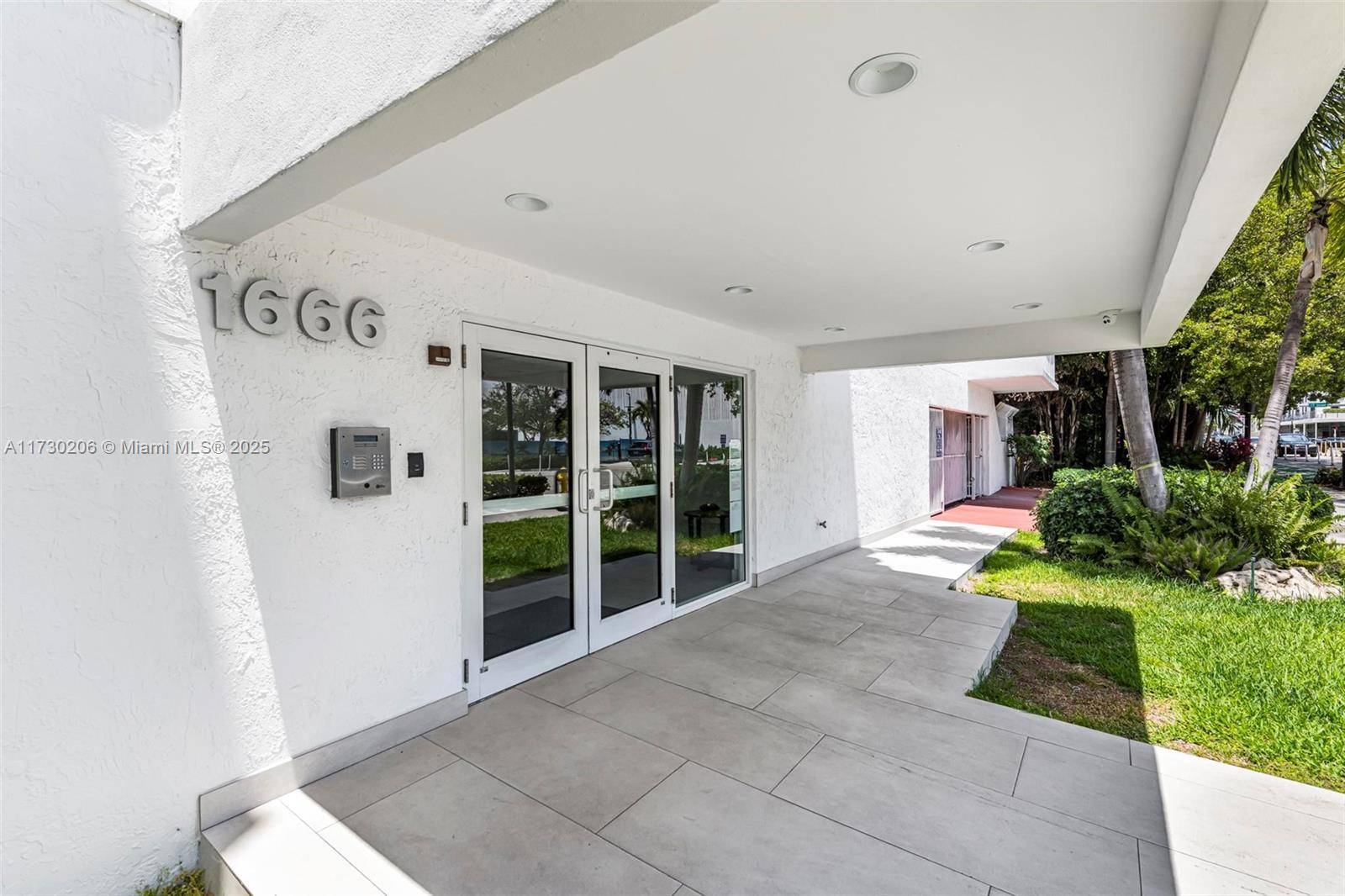 A spacious corner 2 bed, 2 full bath condo, 1065 sq ft.