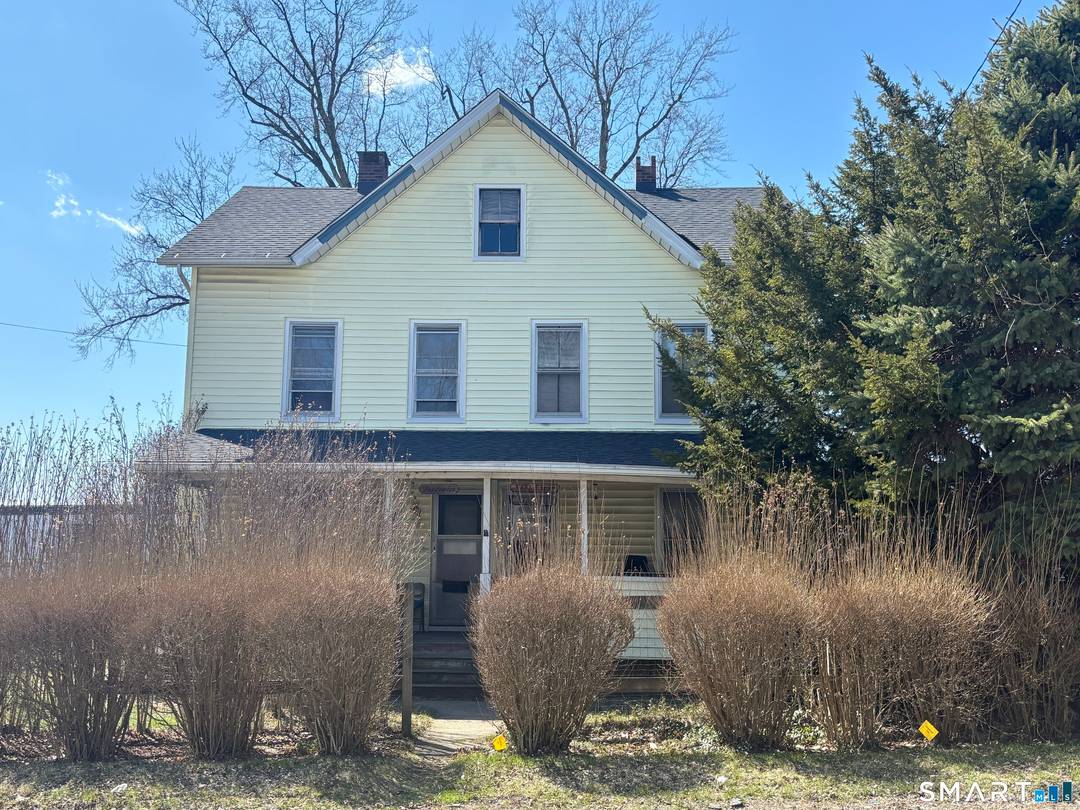 Two family duplex located in the CL 10 zone with convenient access to shopping, dining, and major commuter routes.