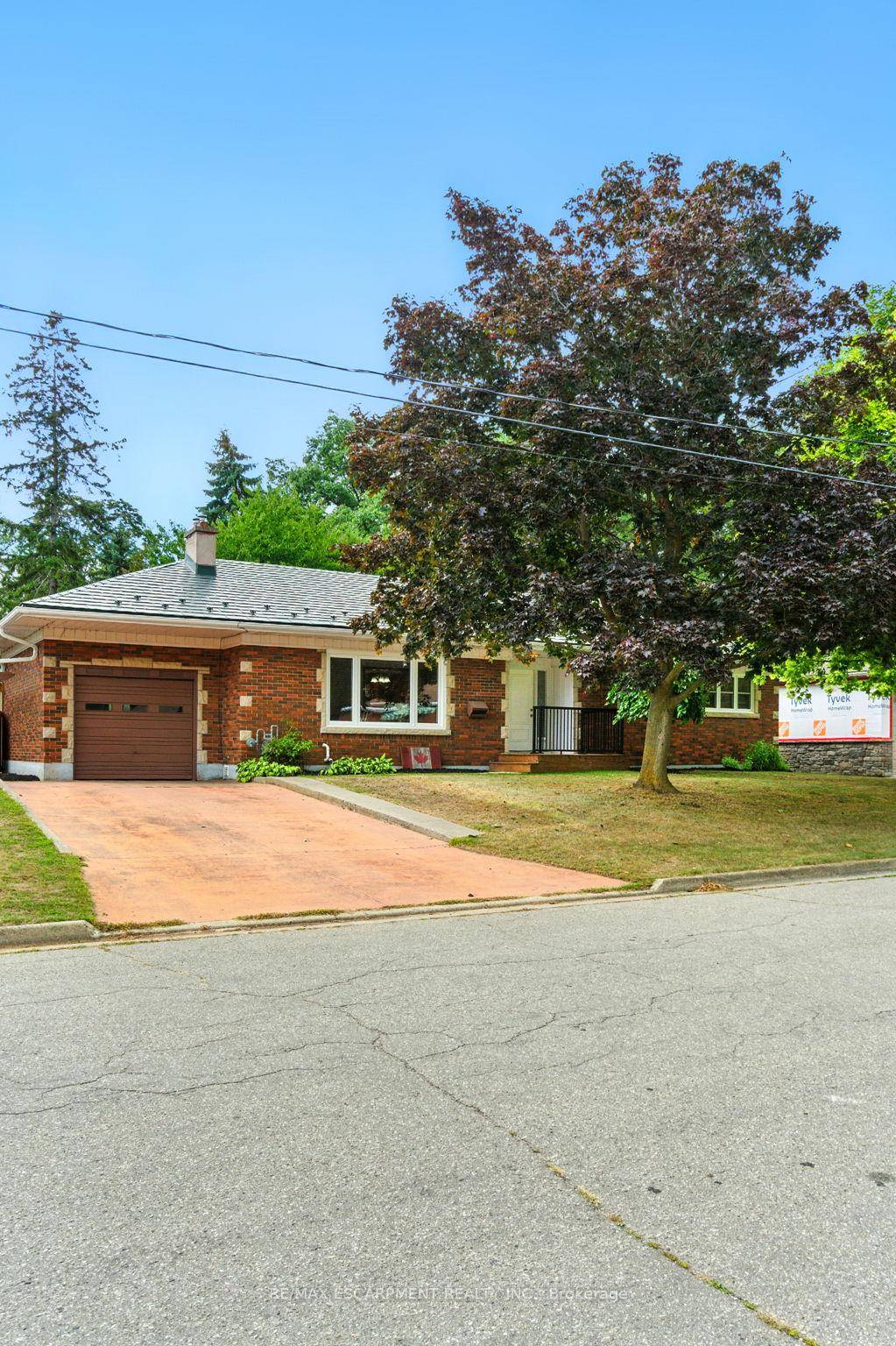 Welcome to this warm and inviting bungalow, perfectly situated in Brantford with quick and easy access to the highway.