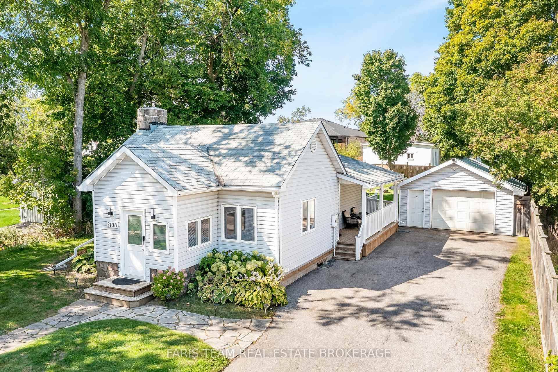 Top 5 Reasons You Will Love This Home 1 Charming detached bungalow on a spacious lot in the village of Stroud, delivering comfort and convenience for first time buyers or ...