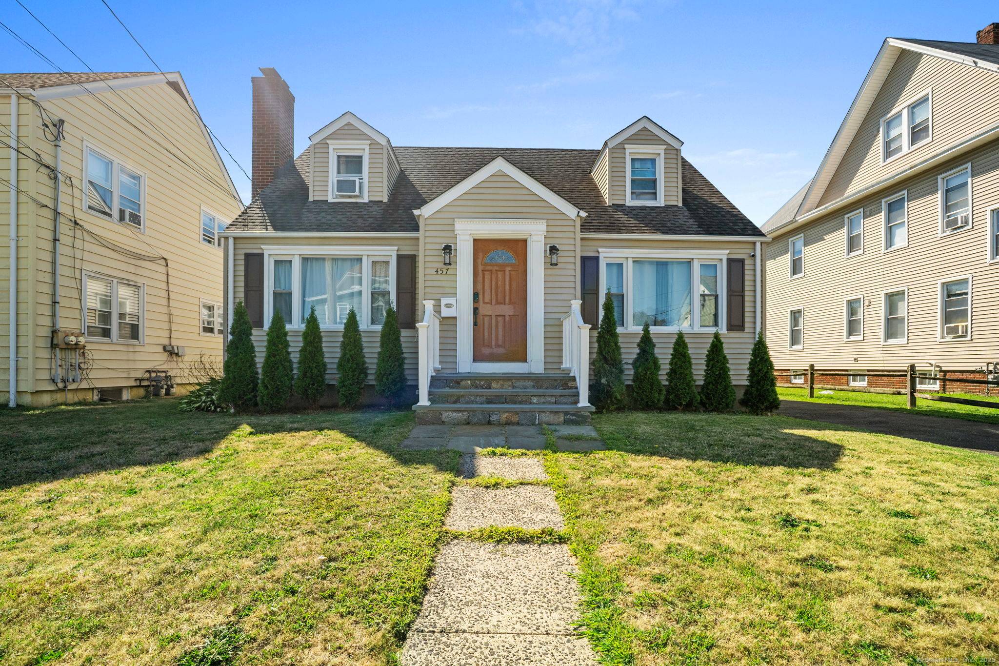 Prime location ! Welcome to 457 Summit Street, Bridgeport CT.