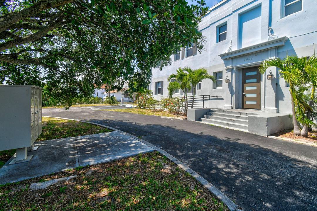 Presenting a turnkey 13 unit multifamily property, ideally located in high growth West Palm Beach.
