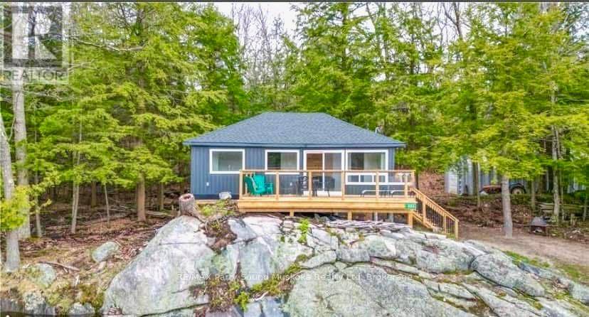 Waters edge dream cottage on desirable Healey Lake, in the Township of Archipelago.