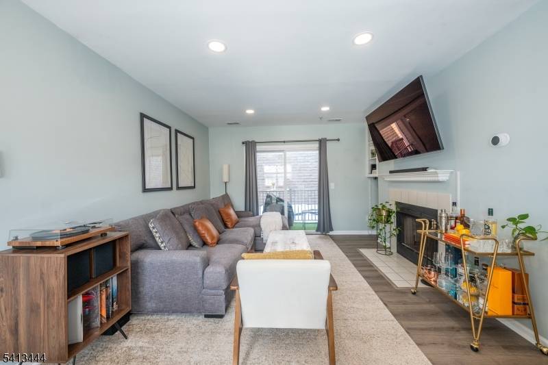 PERFECT CONDO ! Private 1BR Condo with Oversized Garage in Crescent Court !