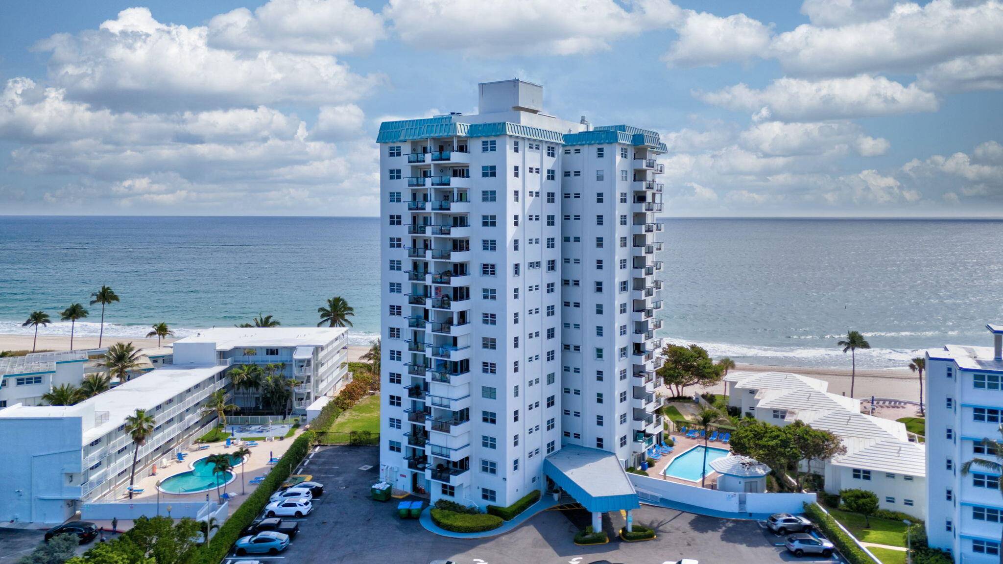 Beachfront and stunning ocean views from balcony and bedrooms !